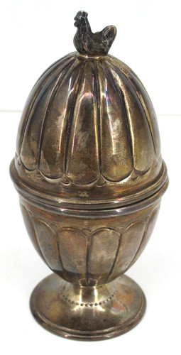 Wunderschöner eierbecher mit - wunderschöner,